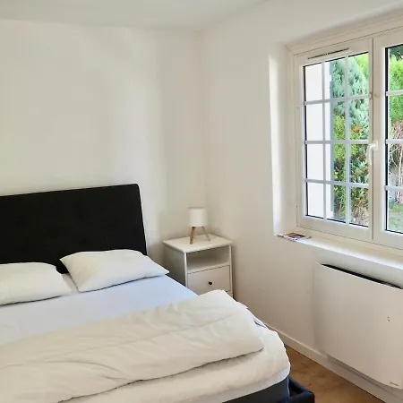 Les Rosiers Private Parking