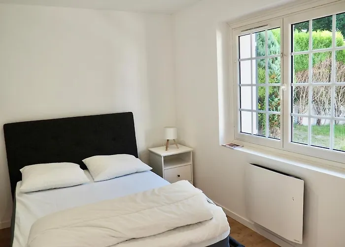 Les Rosiers Private Parking